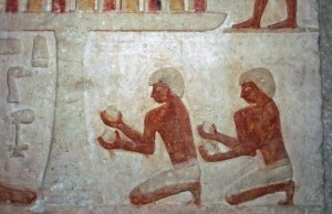 Funerary chapel of Iasen. Detail of the two kneeling men. Giza. Ancient Egypt. osirisnet