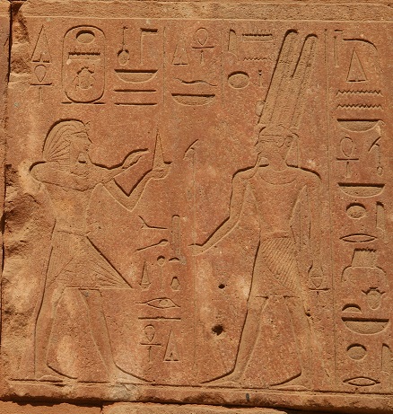 Tutmes III making offering to Amoun-Ra. Karnak Trmplr. Photo Mª Rosa Valdesogo. Ancient Egypt