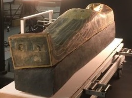 Lid of the coffin of Qurna Queen with the image of Isis and Nephthys.